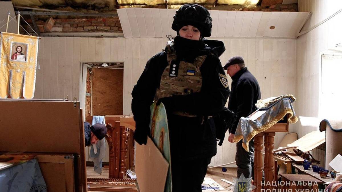 На Запоріжжі поліцейські допомогли священнику евакуювати святині з прифронтового села (фото, відео)