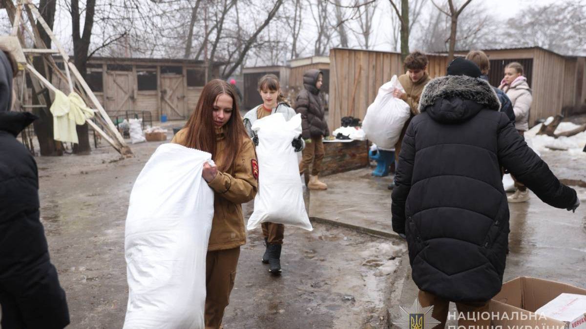Поліцейські та вихованці юнацького руху «Байда» допомогли наводити лад у притулку, який постраждав від ворожої атаки