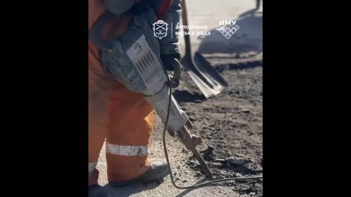 На проспекті Соборному у центрі Запоріжжя ремонтують дорогу (фото)