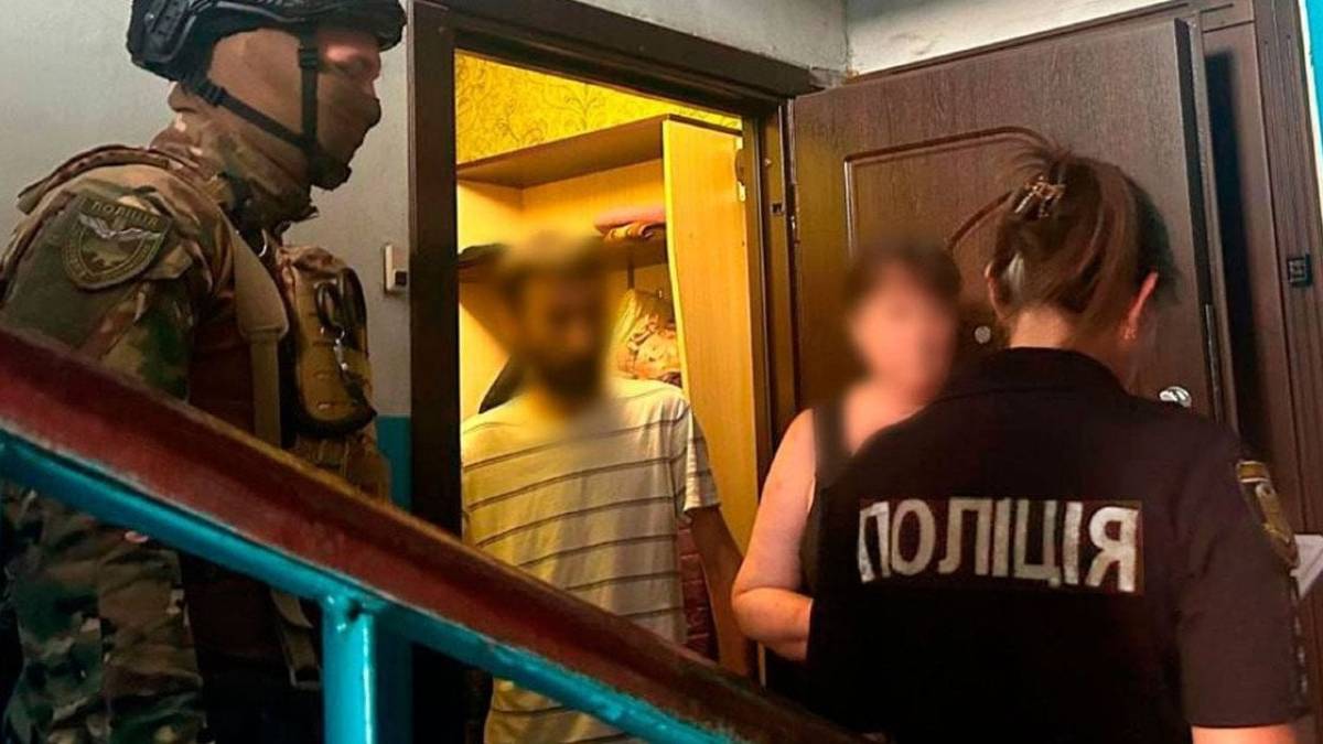 Пенсіонерка з Полтави замовила кілера для сусіда, бо той заважав годувати голубів