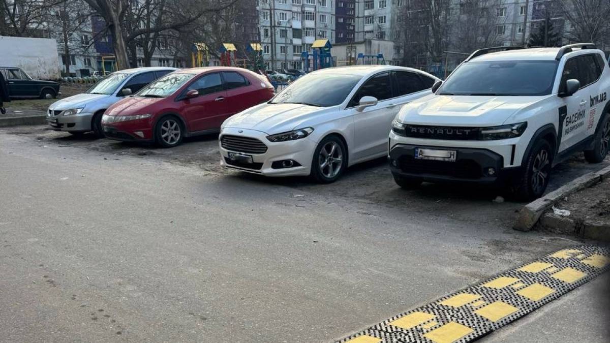 У спальному районі Запоріжжя з’явилися нові «лежачі поліцейські» (фото)