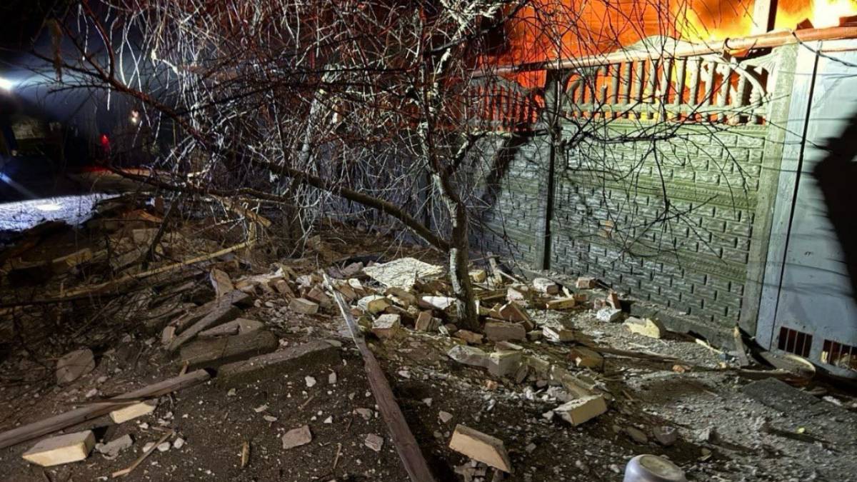 Ворожа атака на Запоріжжя: троє поранених, загорівся будинок
