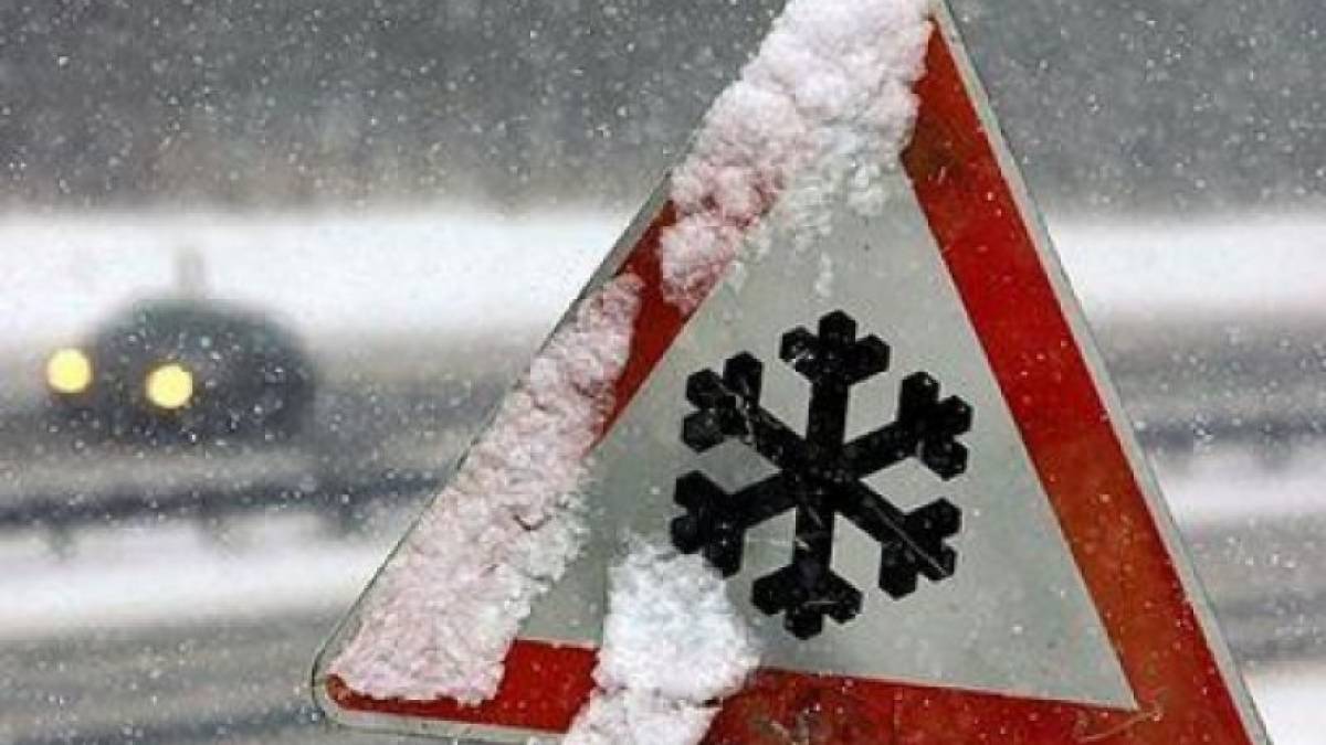 В Україні подекуди сніг із дощем, на дорогах — ожеледиця