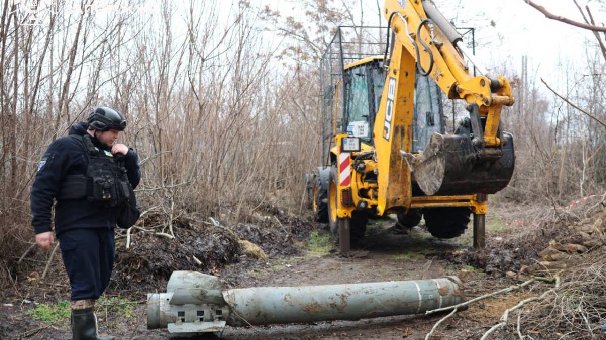 Піротехніки ДСНС знешкодили залишки реактивного снаряду 