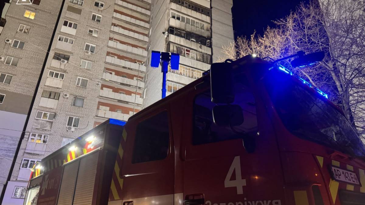 Запорізькі рятувальники ліквідували загоряння на балконі квартири