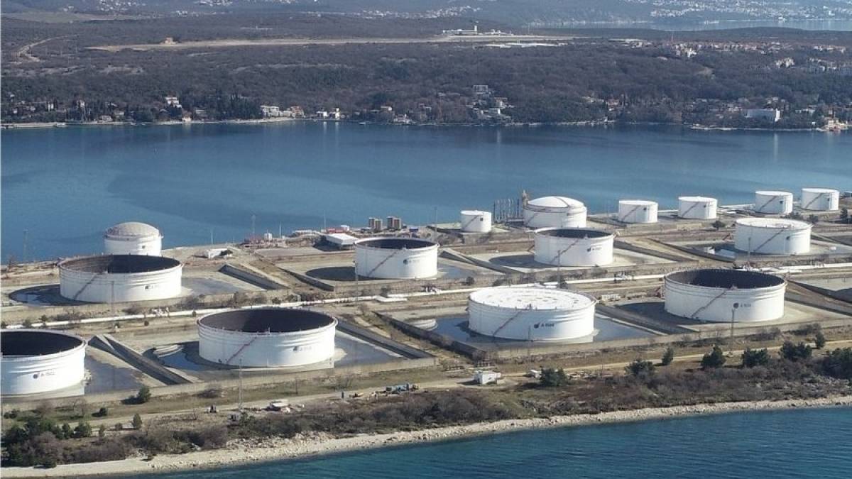 Хорватія готова допомогти сусідам з поставками нафти — але не російської