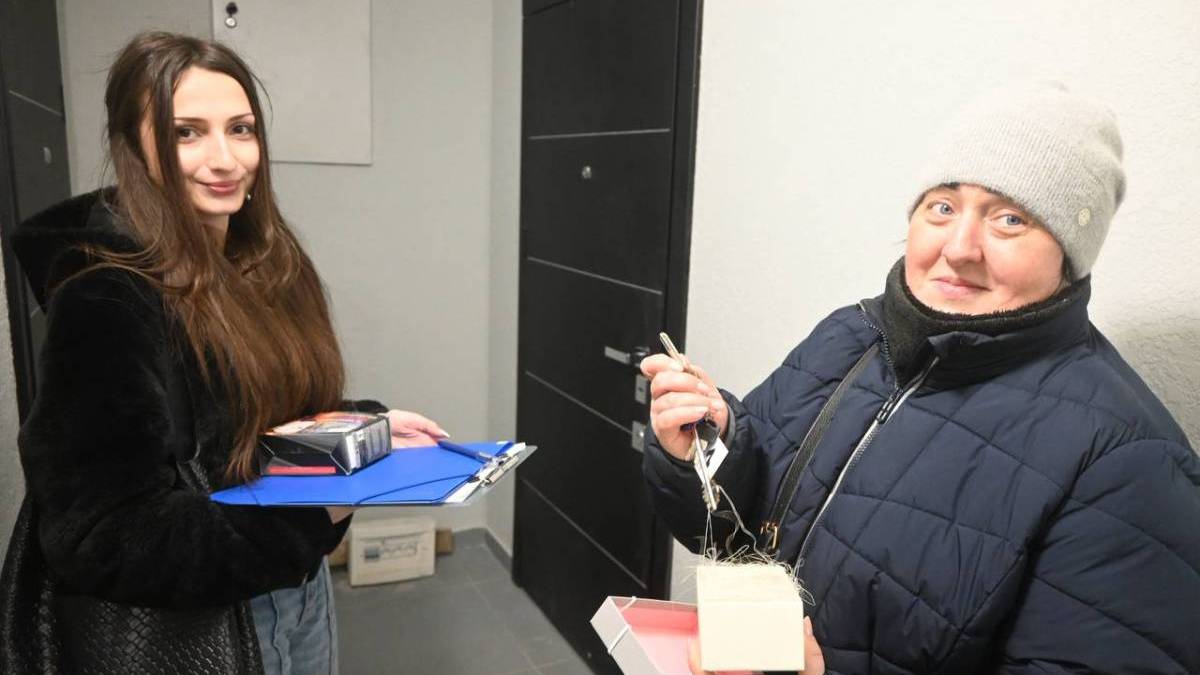 У Запоріжжі мешканці зруйнованої багатоповерхівки отримали ключі від нових квартир