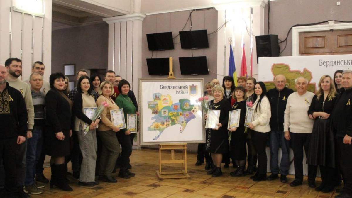 У Запоріжжі майстрині створили оберіг Бердянського району (фото)