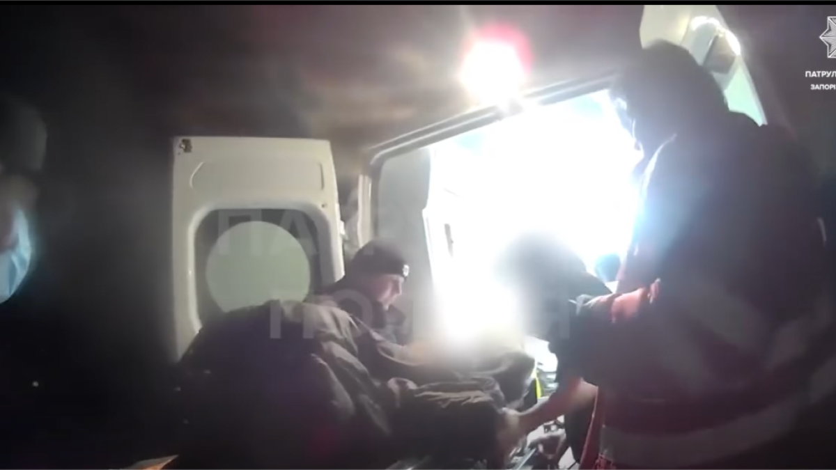 У Запоріжжі патрульні врятували жінку у критичному стані (відео)