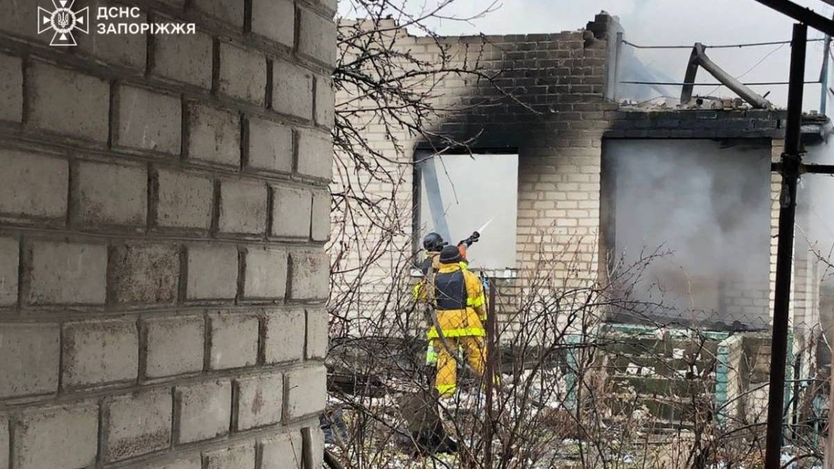 ДСНС Запорізької області: ліквідація наслідків ворожих обстрілів 18 лютого
