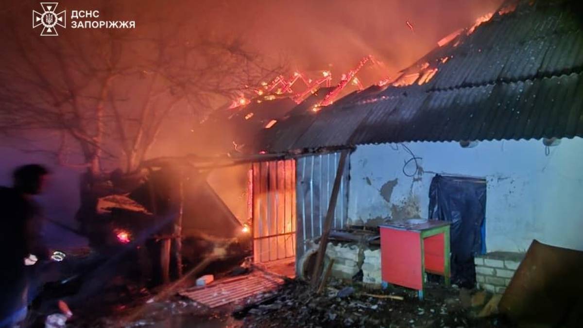 У Запорізькому районі вночі палав житловий будинок: надзвичайники ліквідували загоряння