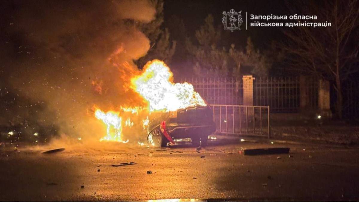 Ворожі дрони атакують Запоріжжя: в одному з районів горить авто (ФОТО)