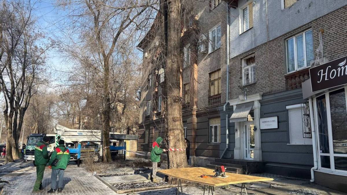Вибиті вікна та пошкоджені балкони — комунальники з ночі ліквідують наслідки ворожої атаки на Запоріжжя