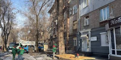 Вибиті вікна та пошкоджені балкони — комунальники з ночі ліквідують наслідки ворожої атаки на Запоріжжя