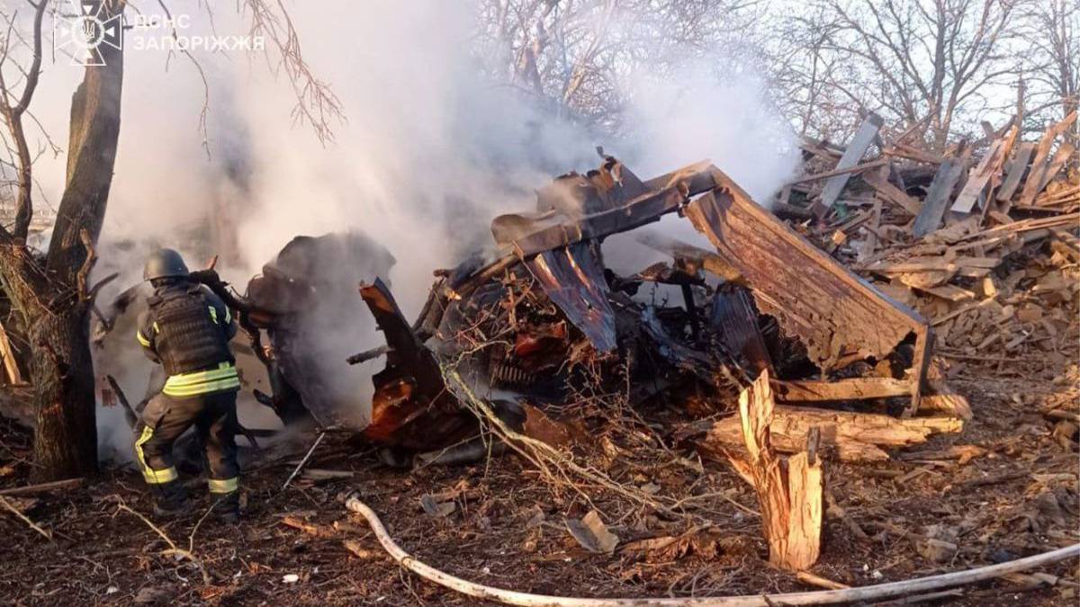 Дві пожежі виникли внаслідок ворожих обстрілів у Запорізькому районі