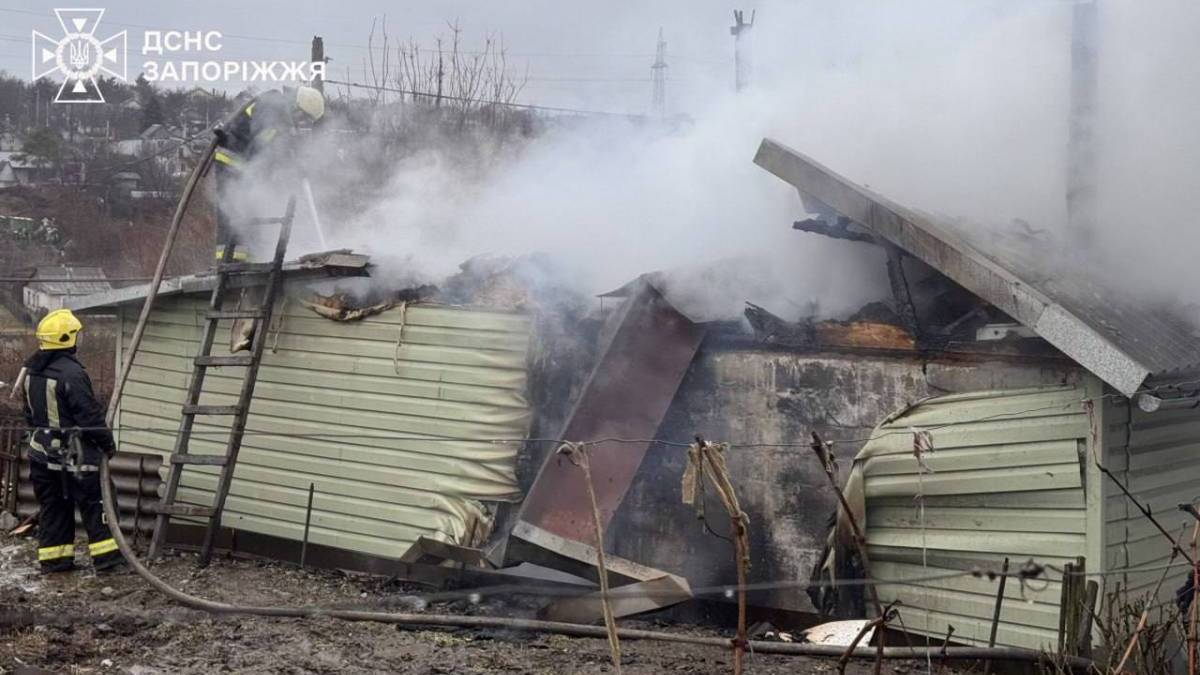 Рятувальники ліквідували загоряння покрівлі приватного будинку в Запоріжжі 