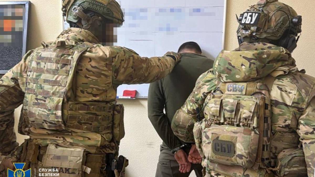 Корупція на укриттях для літаків: затримали командувача логістики Повітряних сил і очільника управління СБУ