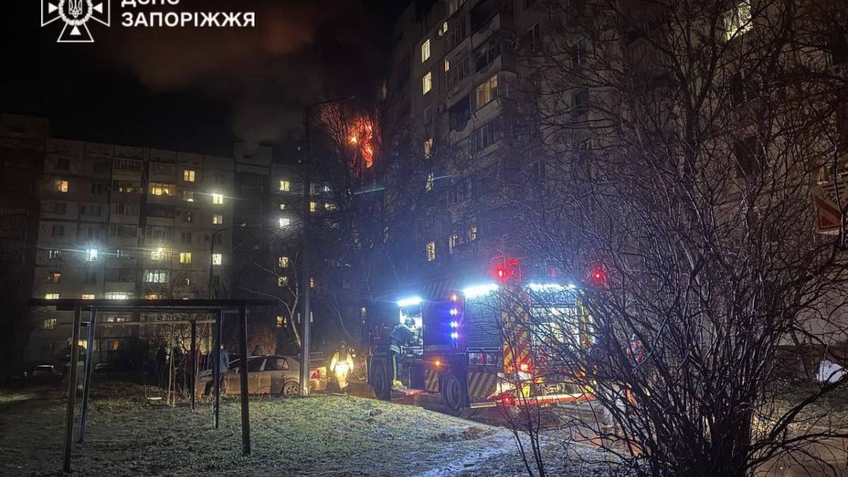 Запорізькі рятувальники ліквідовують наслідки ворожих атак на 5 адресах
