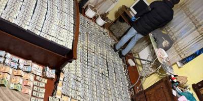 Вся кімната у валюті: на Вінниччині мати з сином налагодили схему з «продажу» групи інвалідності, фото