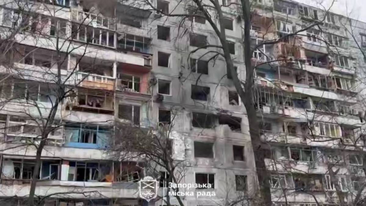 У Запоріжжі триває ліквідація наслідків нічної атаки
