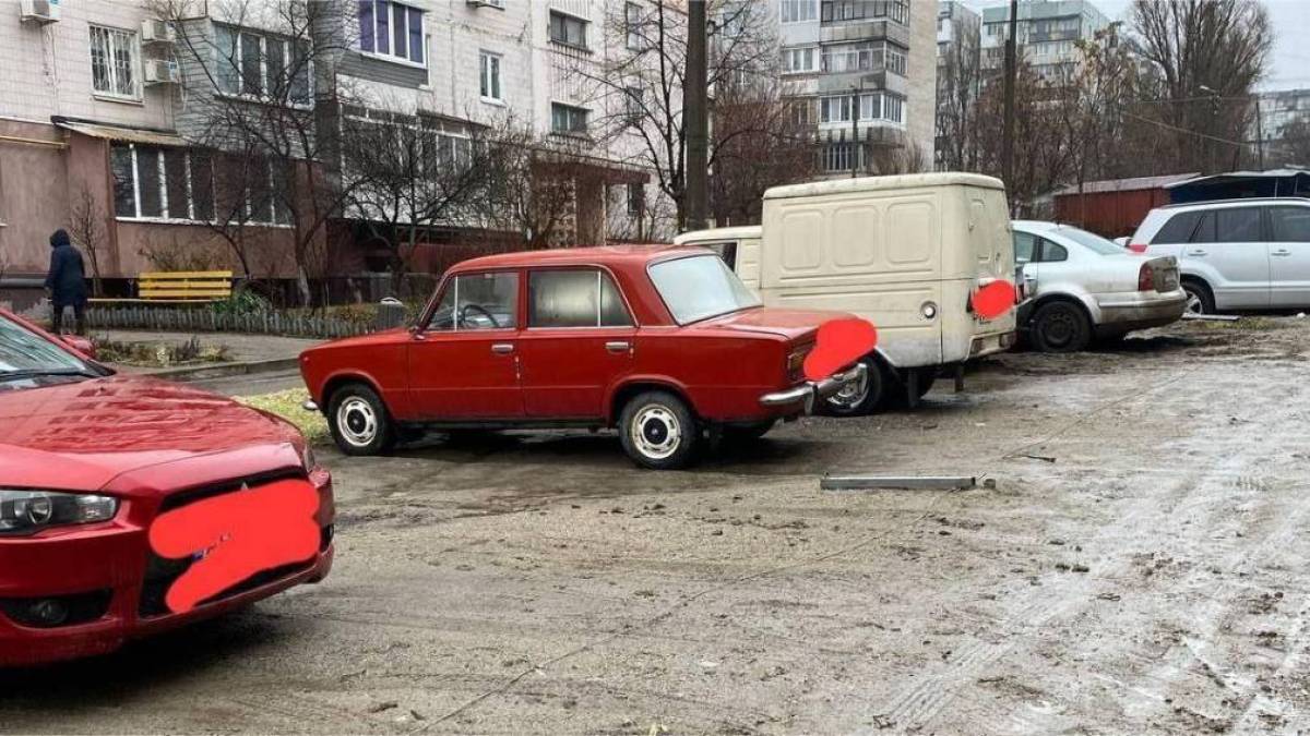 У спальному районі Запоріжжя облаштували незаконну автостоянку