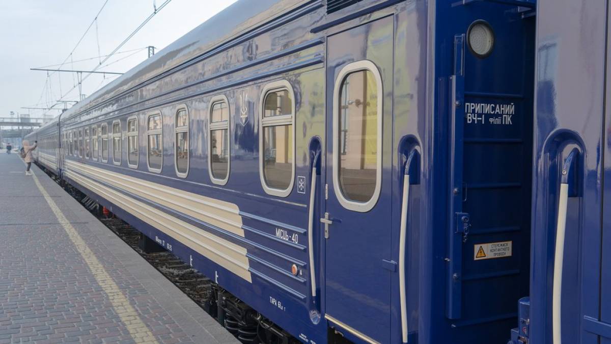 «Укрзалізниця» запровадила тимчасові обмеження руху поїздів на деяких напрямках