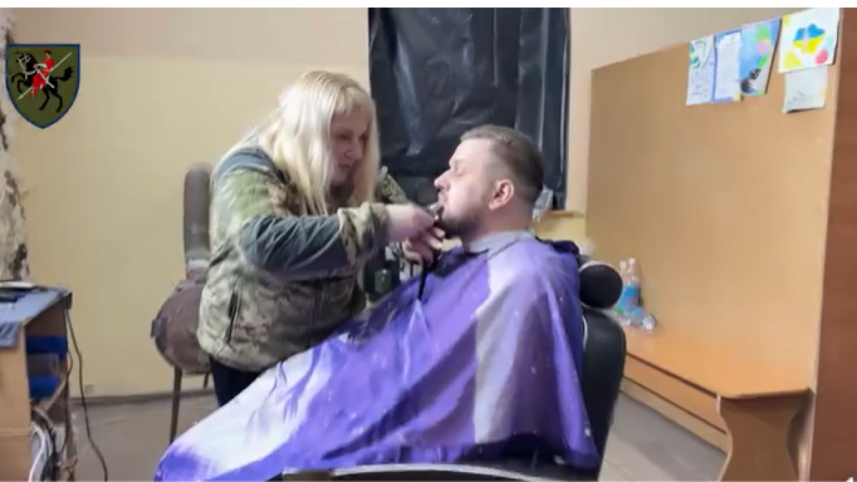 У бригаді, що захищає Запоріжжя, відкрили власний барбершоп (відео)