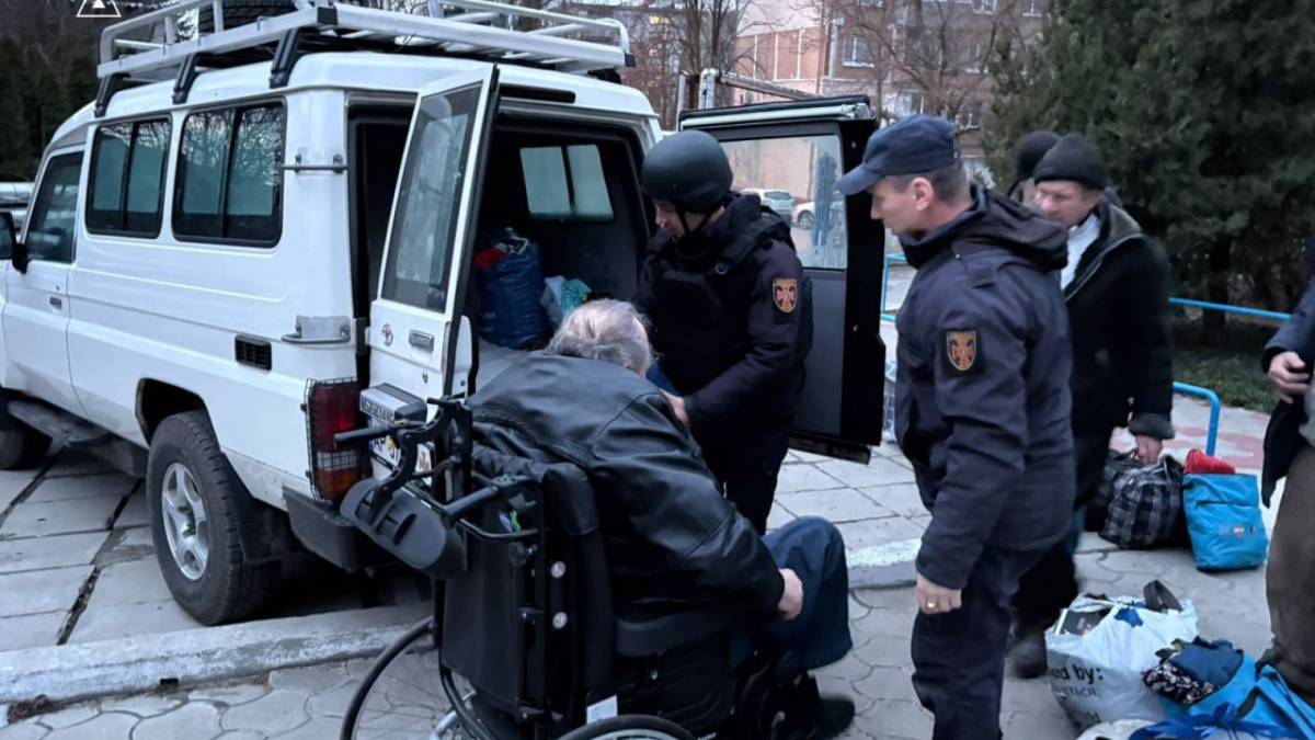 Запоріжжя: рятувальники евакуювали з-під обстрілів родину та їхнього сусіда