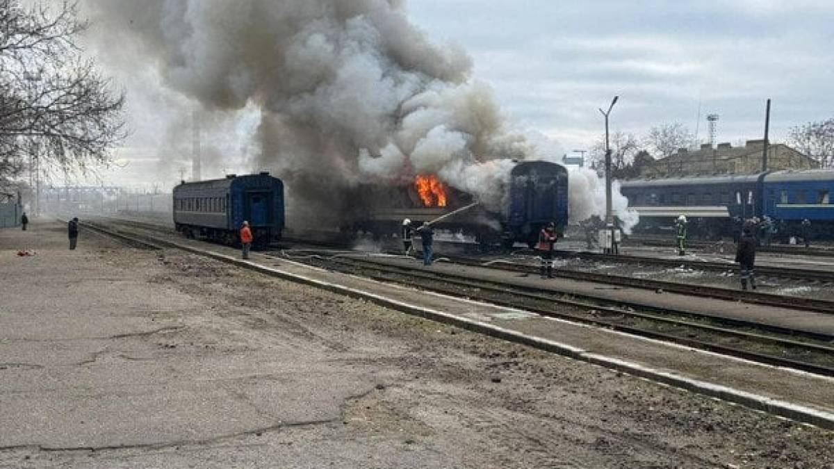 росія знову атакувала залізничну інфраструктуру — безпілотник влучив у порожній поїзд