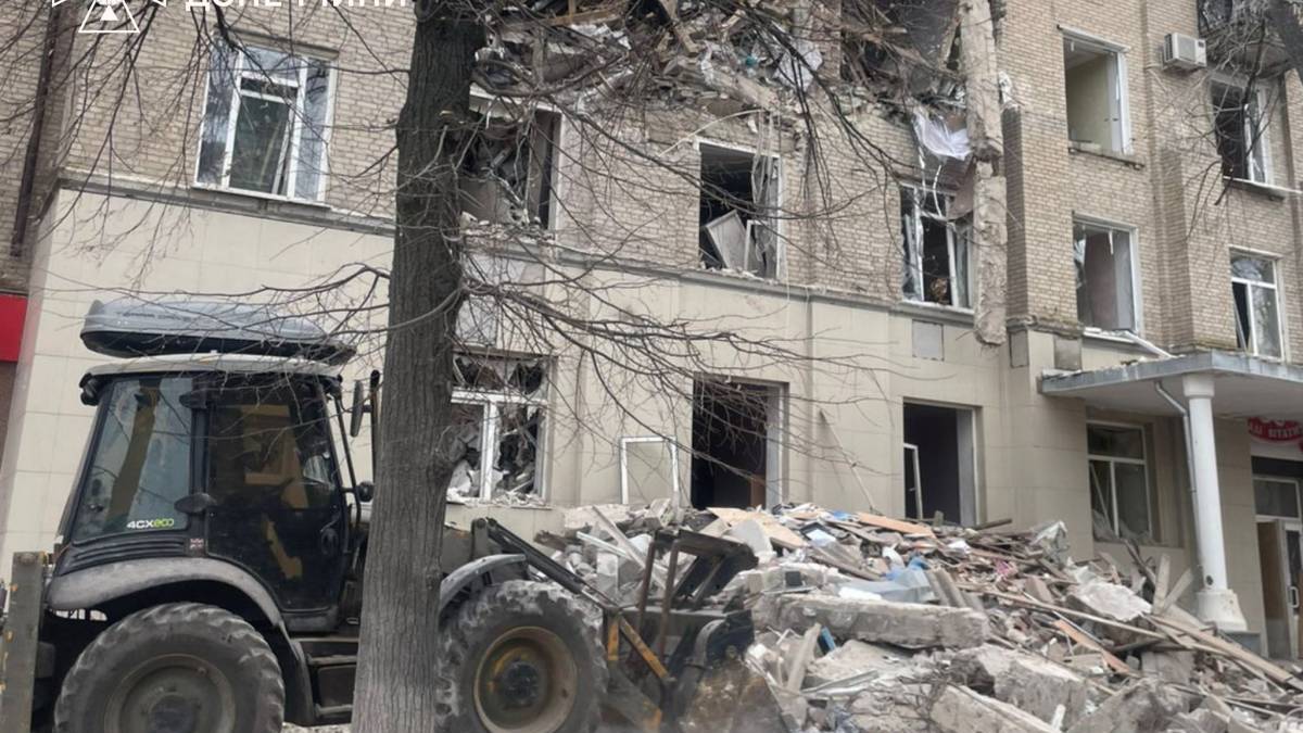 Трое погибших, 16 раненых: в Дружковке завершили работы на месте российского удара 2 марта