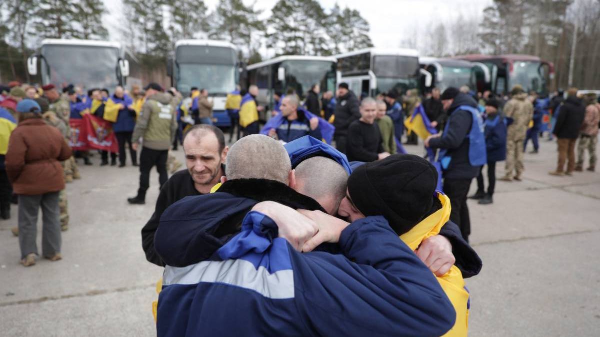 Ще 300 українських захисників повертаються додому з російського полону