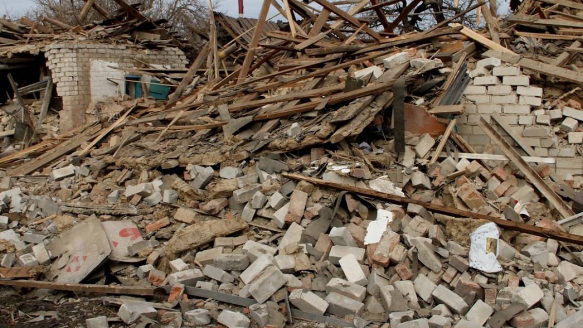 Фото зруйнованого ворожими обстрілами населеного пункту Комишуваха