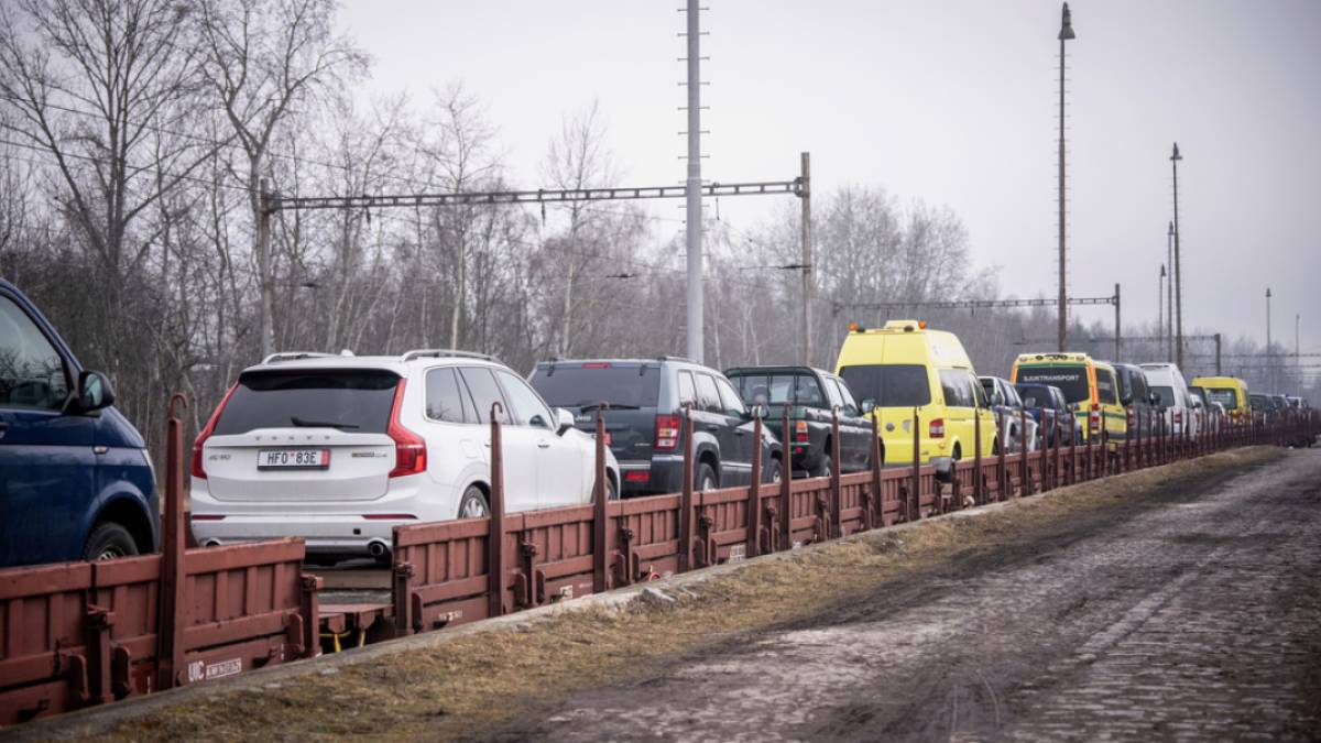 Чеські волонтери доставили до України 72 евакуаційні автомобілі
