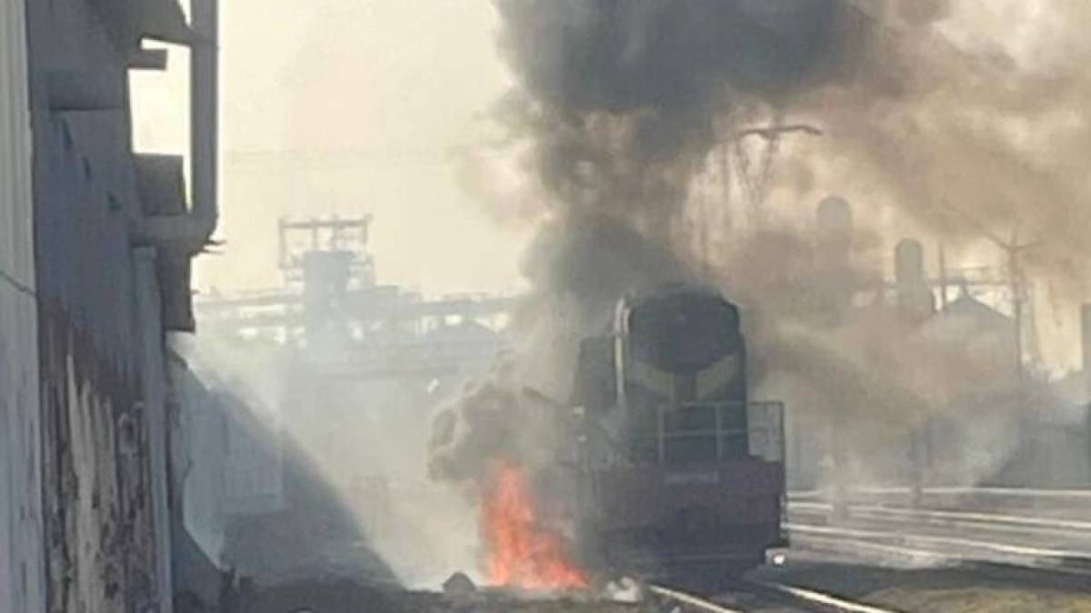 Ворог вдарив по залізниці на Сумщині і Миколаївщині: пошкоджено тепловоз і колії