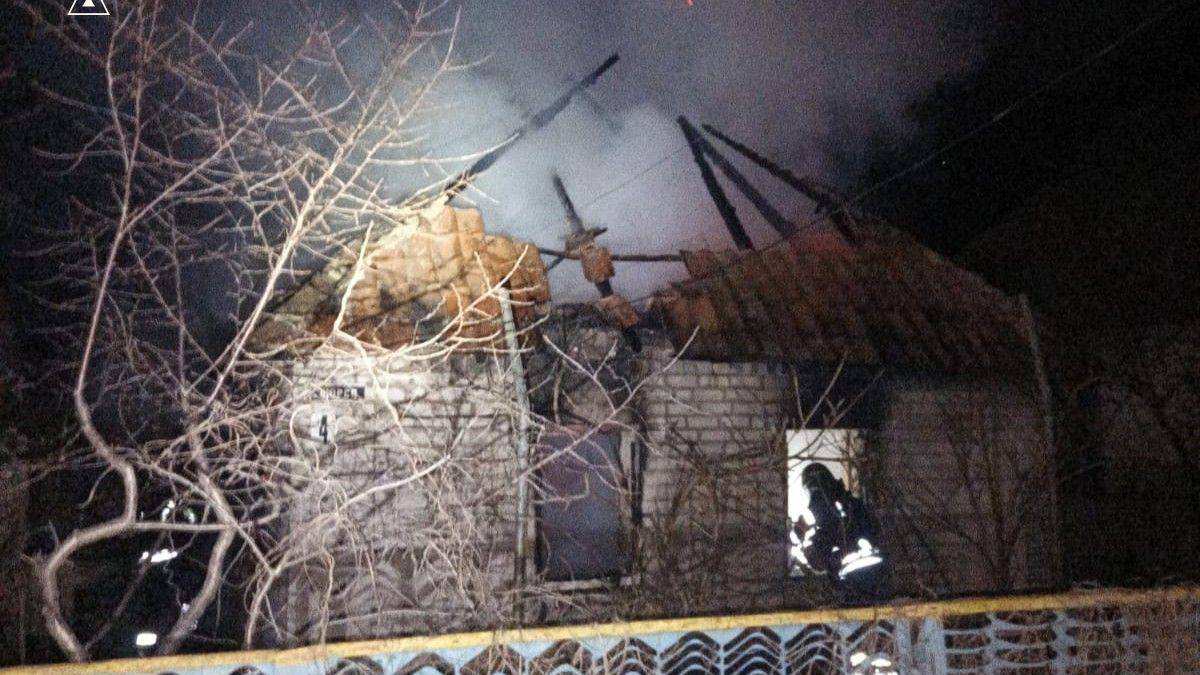 У ДСНС показали наслідки нічного обстрілу на Запоріжжі