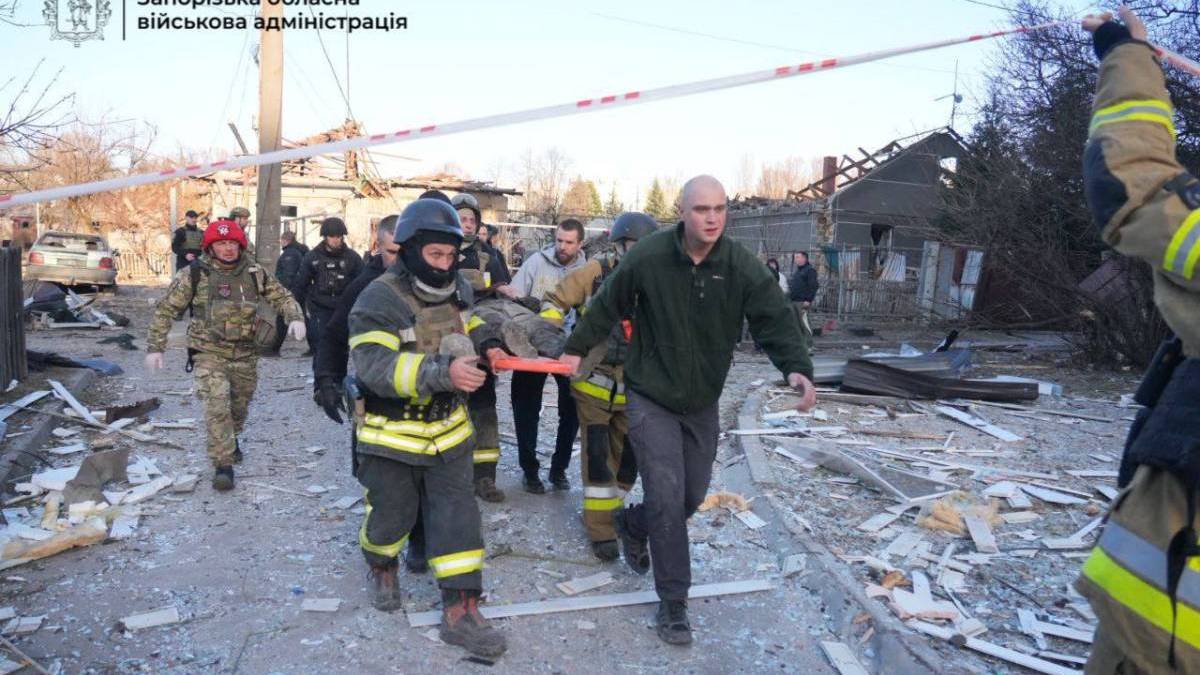 У Запоріжжі з-під завалів врятували жінку