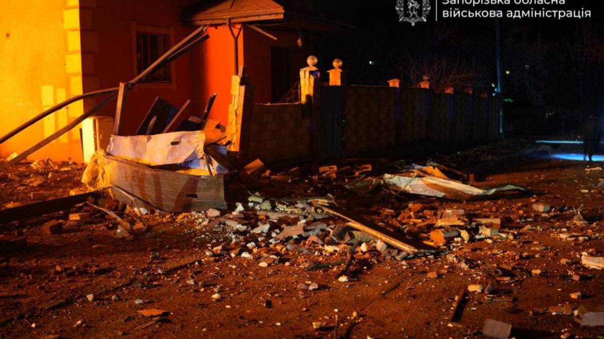 Одна жінка дістала поранень внаслідок атаки на Запоріжжя