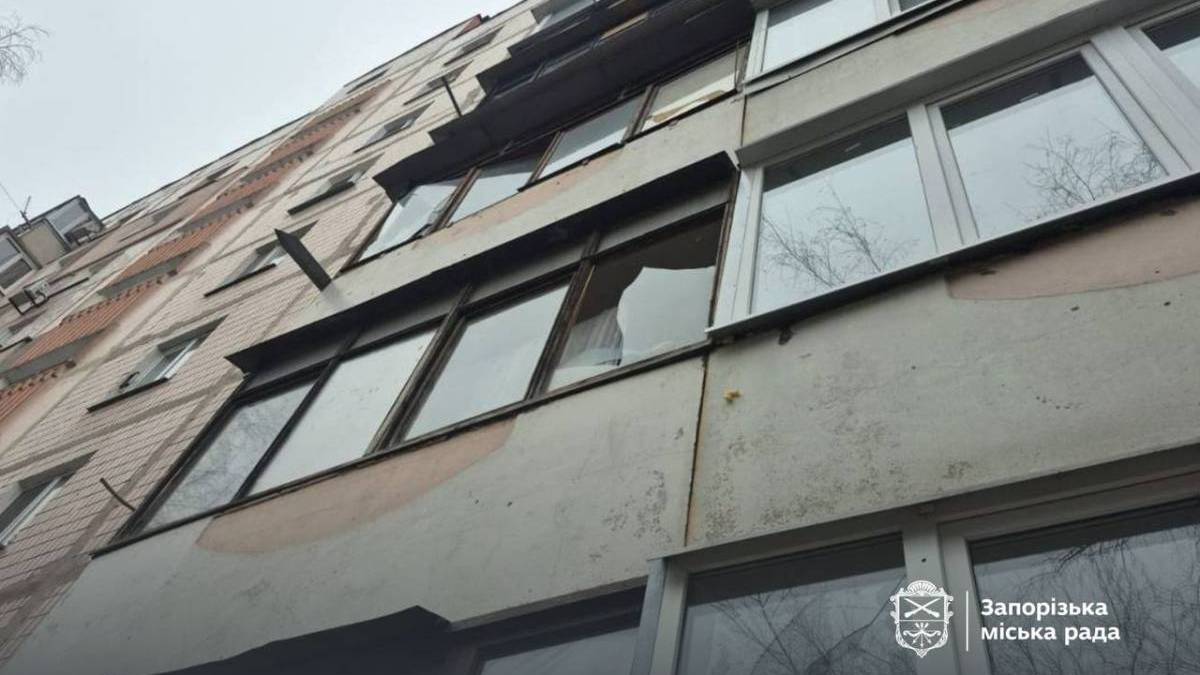 Через ранкову атаку у Запоріжжі зазнали пошкоджень і кілька багатоповерхових будинків