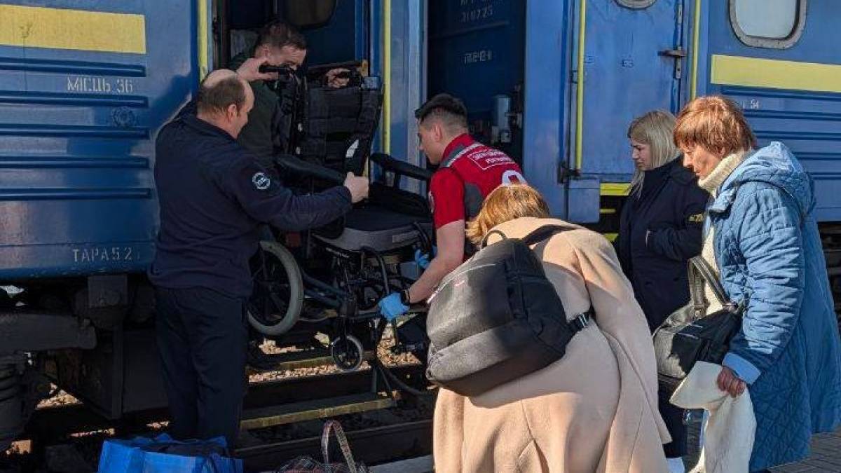 На Запоріжжі триває евакуація: людей вивозять до Закарпаття