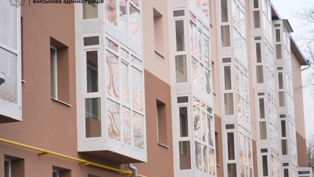 У центрі Запоріжжя відбудували розбомблену росіянами багатоповерхівку (фото)