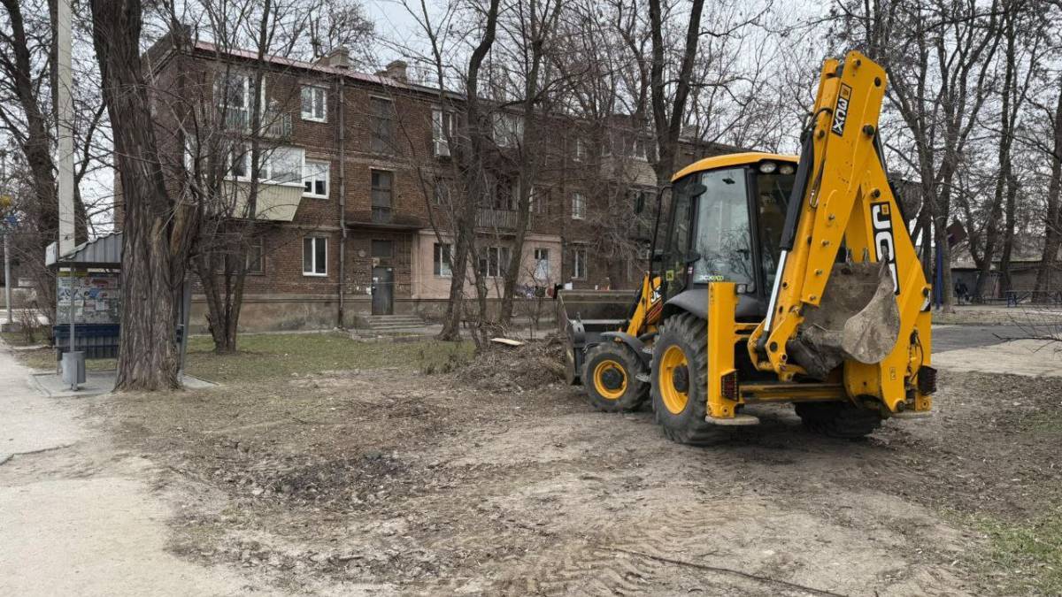 У Запоріжжі з дворів двох будинків вивезли більше 20 тонн сміття
