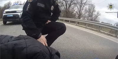 На Запоріжжі поліцейські офіцери громади під загрозою ворожих FPV-дронів врятували двох людей (відео)