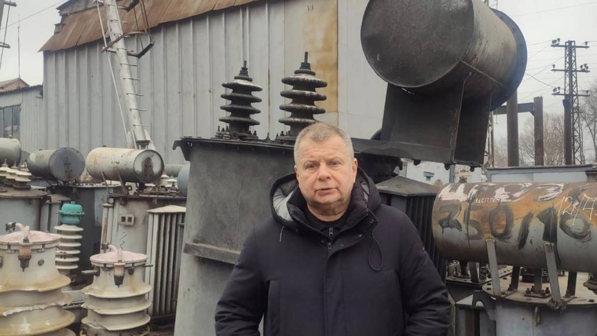Енергетики всю ніч працювали, щоб повернути світло у домівки запоріжців
