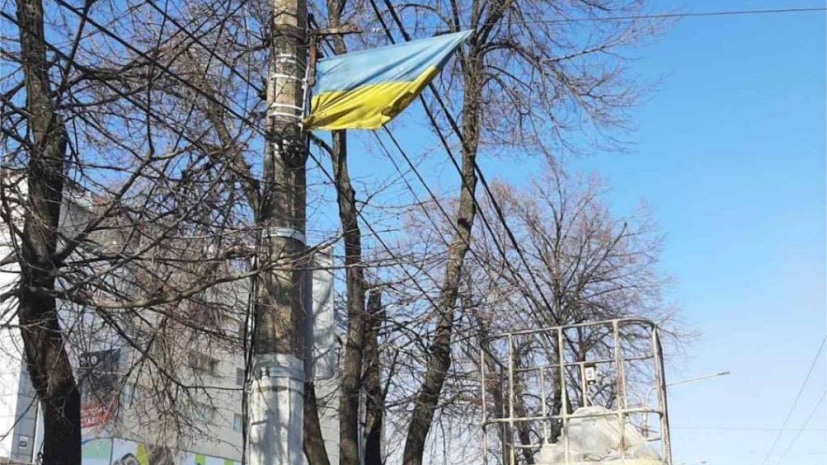 На центральному проспекті Запоріжжя оновлюють прапори