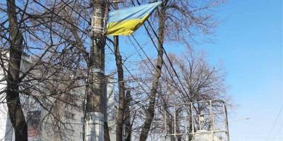 На центральному проспекті Запоріжжя оновлюють прапори