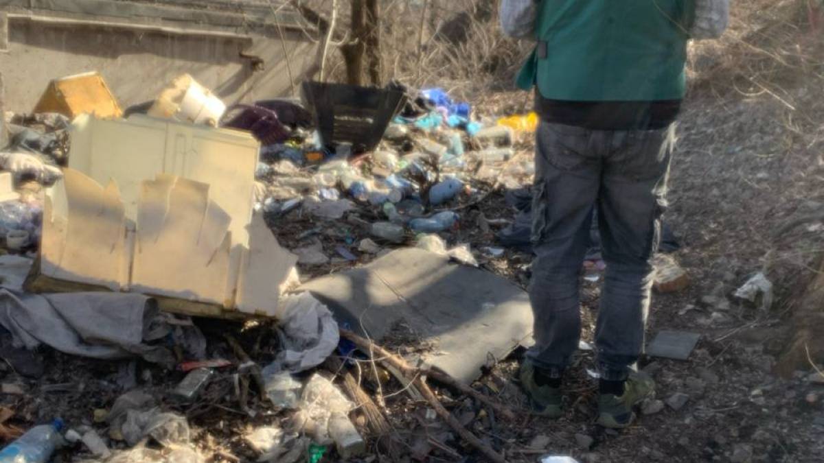У Запоріжжі виявили стихійні сміттєзвалища біля залізниці
