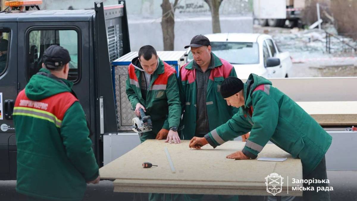 Пошкоджено щонайменше 70 житлових будинків у чотирьох районах Запоріжжя внаслідок ворожих атак