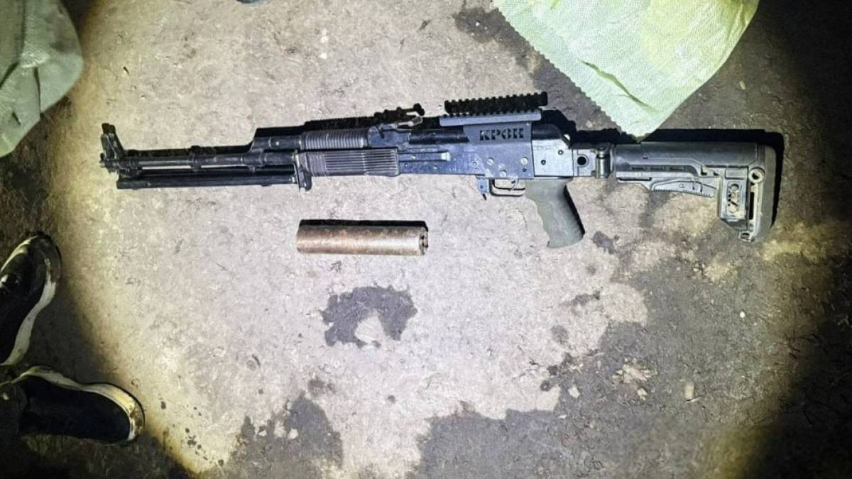 Поліцейські з Запоріжжя викрили військового, який продавав зброю з фронту