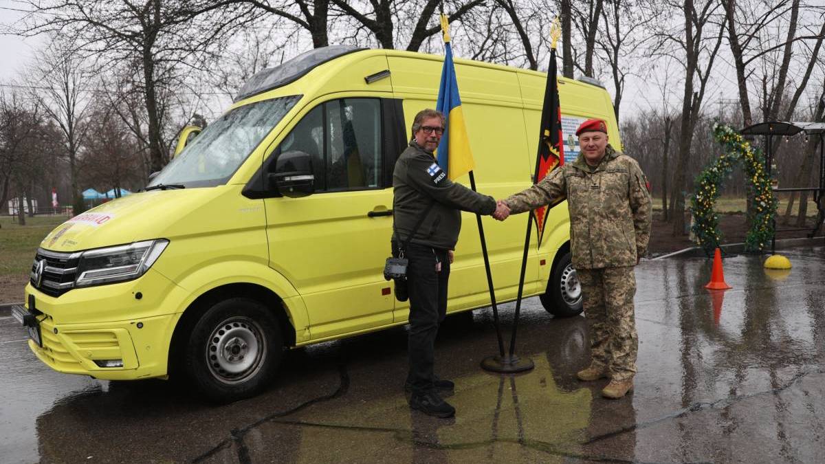 Фінський журналіст привіз до Запоріжжя реанімобілі для військових