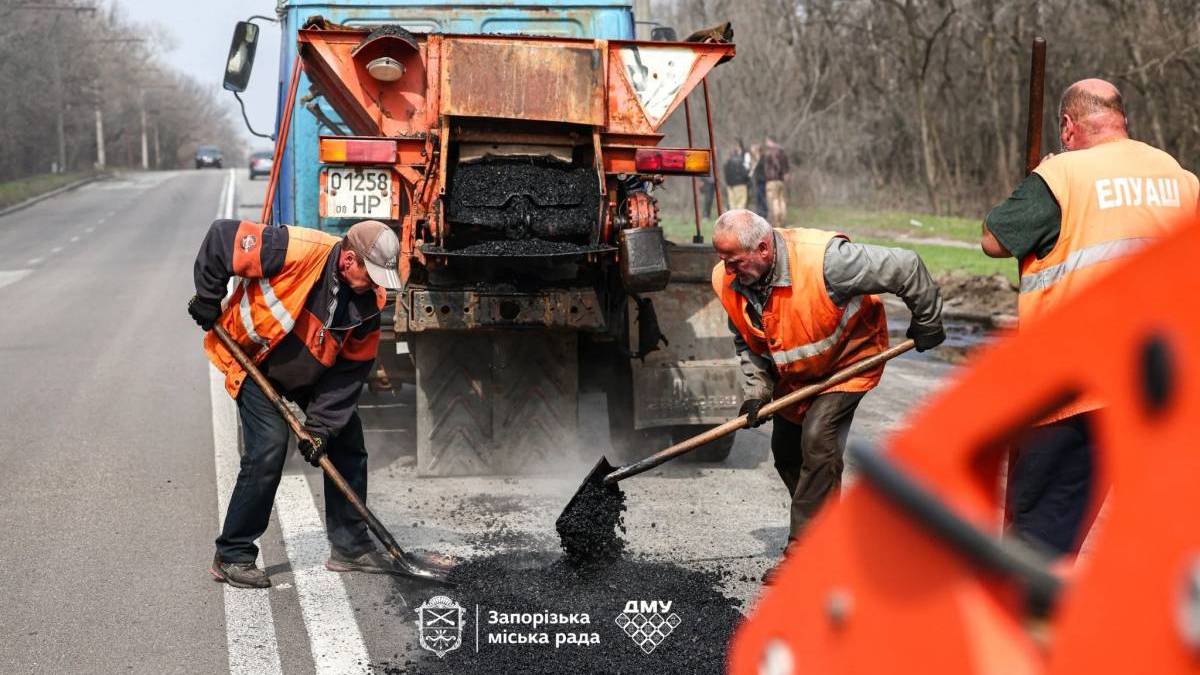 У Запоріжжі ремонтують стратегічну дорогу (фото)